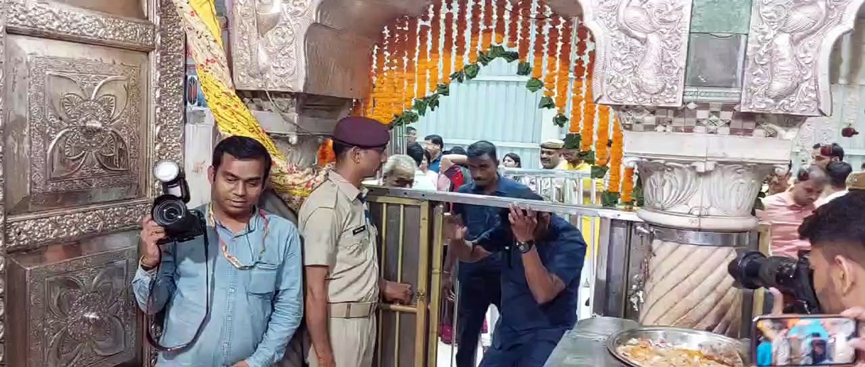 उड़ीसा के राज्यपाल ने श्याम दरबार में नवाया शीश