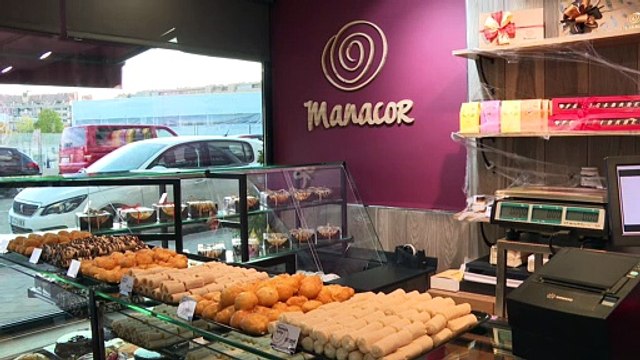 Las pastelerías llenan sus vitrinas de dulces por la festividad de Todos los Santos