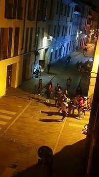 Monza, rissa in via Bergamo: calci, pugni, bottigliate. Dacur per un 33enne e un 21enne