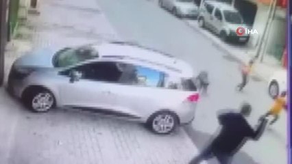 Sancaktepe'de bir vatandaş köpek saldırısından son anda kurtuldu... O anlar kamerada