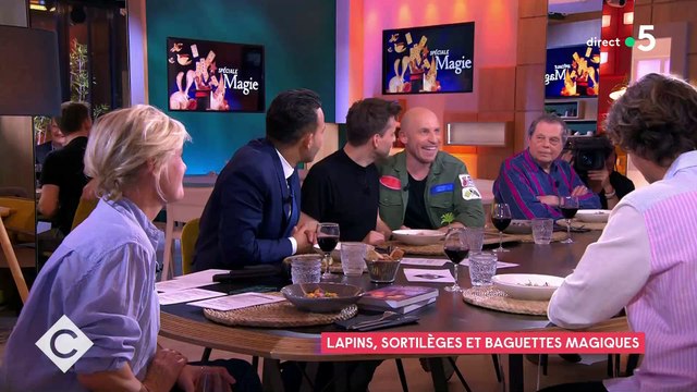 Gros malaise hier soir sur plateau de C à vous hier soir quand le magicien Gérard Majax évoque les bandes de jeunes roumaines dans le métro plus fortes, que lui pour faire disparaître les portefeuilles