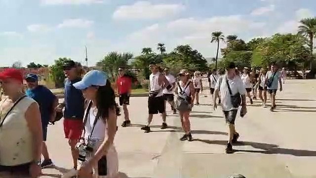 سياح العالم يتوافدون على معبد الكرنك بالأقصر للاستمتاع بدفء الشتاء في أحضان حضارة الفراعنة