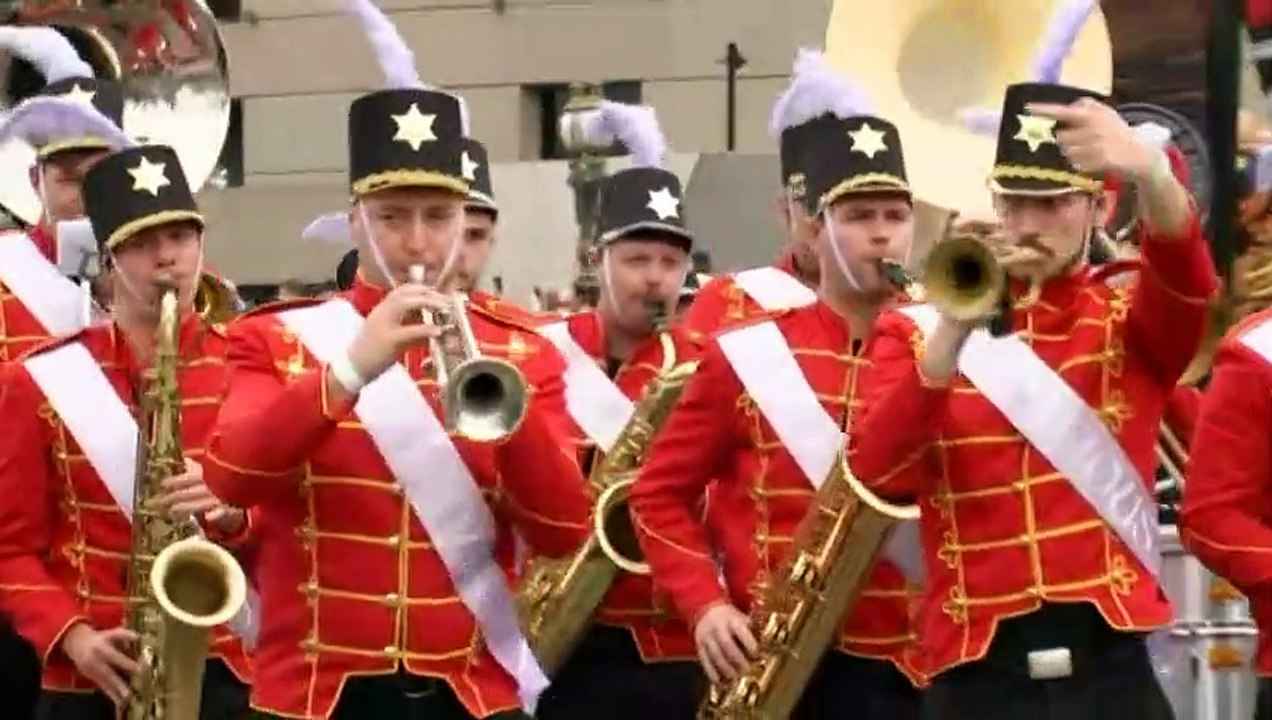 Horse racing fans have lined princes bridge over Melbourne's Yarra River for the Melbourne cup parade