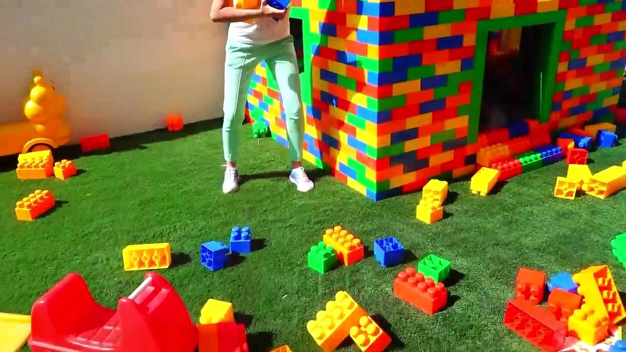 Vlad dan Niki membangun rumah tiup dan lebih banyak cerita lucu untuk anak-anak