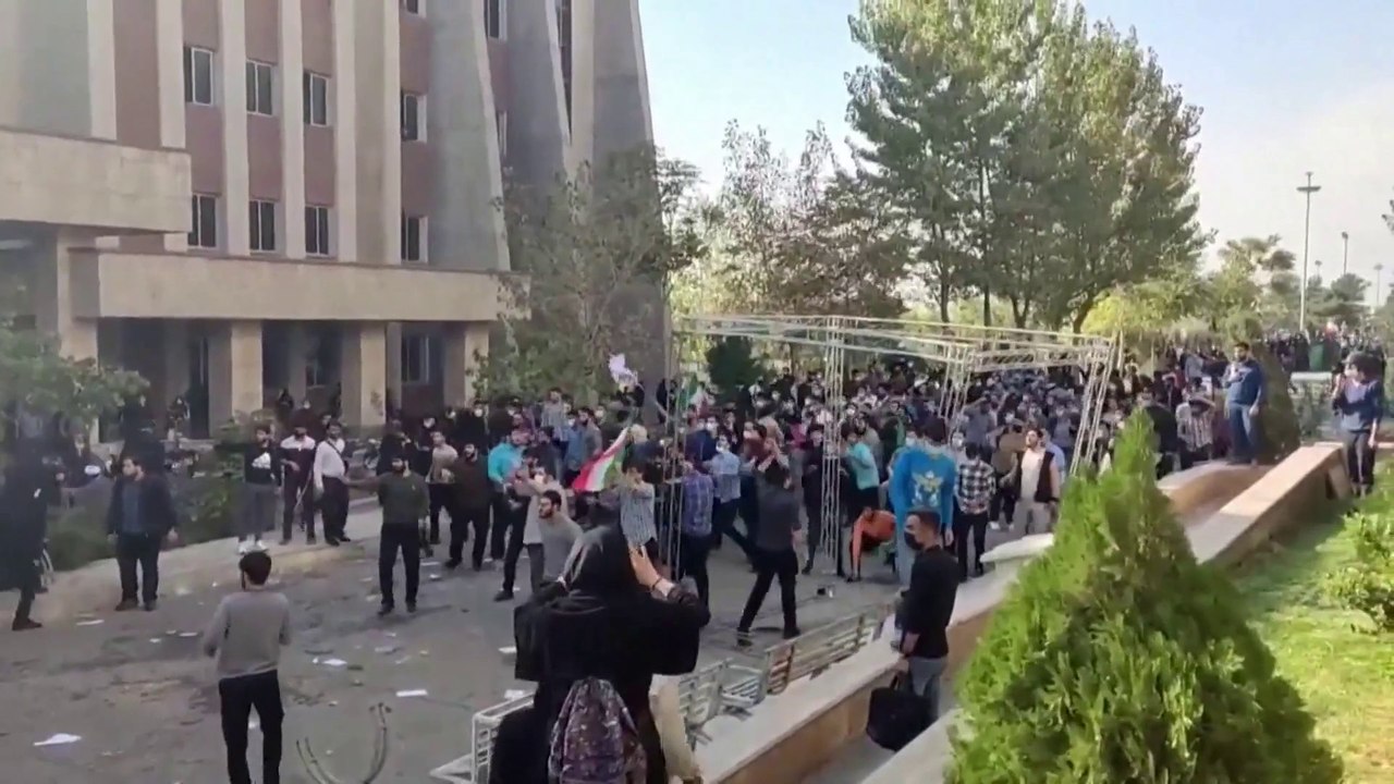 محاكمات علنية لألف شخص بتهمة المشاركة باحتجاجات مهسا أميني في إيران