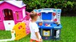 Vlad e Niki brincam com casinha inflável - Vídeo de coleção para crianças