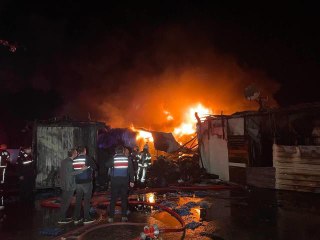 Soğuk hava deposunda çıkan yangına müdahale ediliyor -2