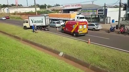 Homem sofre escoriações após colidir contra a traseira de caminhão na BR-467