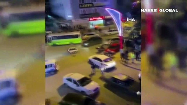 Çiftin düğünü zehir oldu: Bir kişi bıçaklandı, gelin arabasının camı kırıldı, düğün yarıda kaldı... Şoke eden görüntüler!