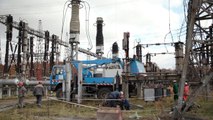 عمّال محطة للطاقة يعملون على قدم وساق للحفاظ على إمدادات الكهرباء في أوكرانيا