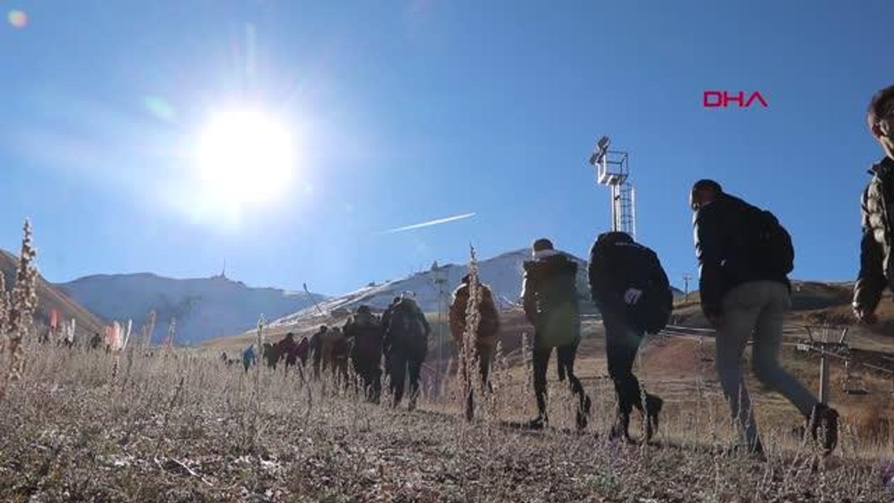 KAR ALTINDAKİ PALANDÖKEN'İN ZİRVESİNE 'CUMHURİYET' TIRMANIŞI