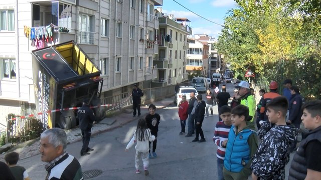 Sancaktepe'de freni boşalan kamyonet apartman bahçesine düştü