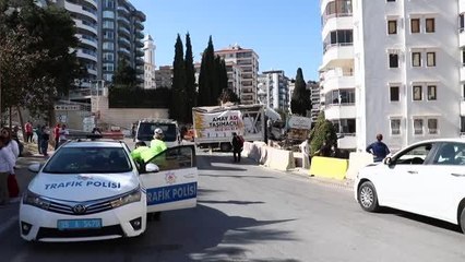 Kamyonun sürükleyip site bahçesine düşürdüğü otomobilin sürücüsü öldü