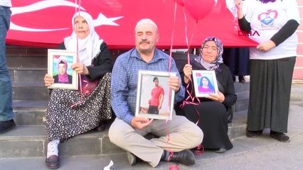 EVLAT NÖBETİNDEKİ AİLELER, 'YAŞASIN CUMHURİYET' SLOGANIYLA TÜRK BAYRAKLI BALONLARI GÖKYÜZÜNE SALDI