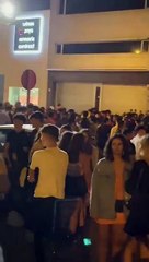 Jóvenes se quedan fuera de una discoteca en Badalona