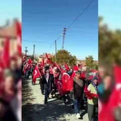 Bayraklarını alıp sokağa çıktılar! Köşektaş köyünde bayram coşkusu