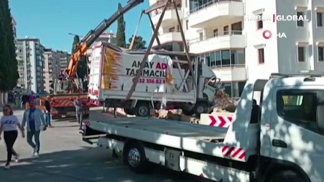 İzmir Narlıdere'de freni patlayan kamyon dehşet saçtı: 1 ölü, 6 yaralı