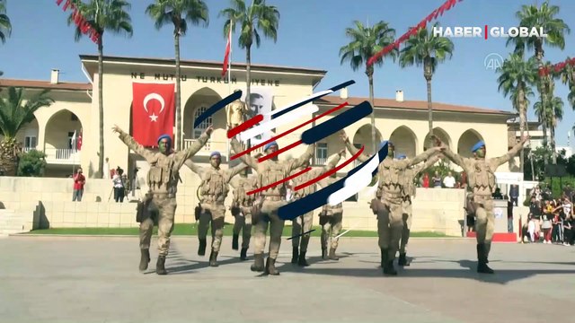 İzleyenleri hayran bıraktılar... Cumhuriyet Bayramı'nda komandolar böyle zeybek oynadı