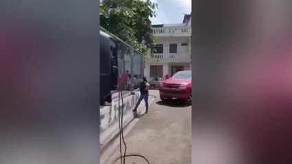 Un partido de barrio y el árbitro lo para para salirse del campo: lo que ocurre ha desatado las risas en Twitter