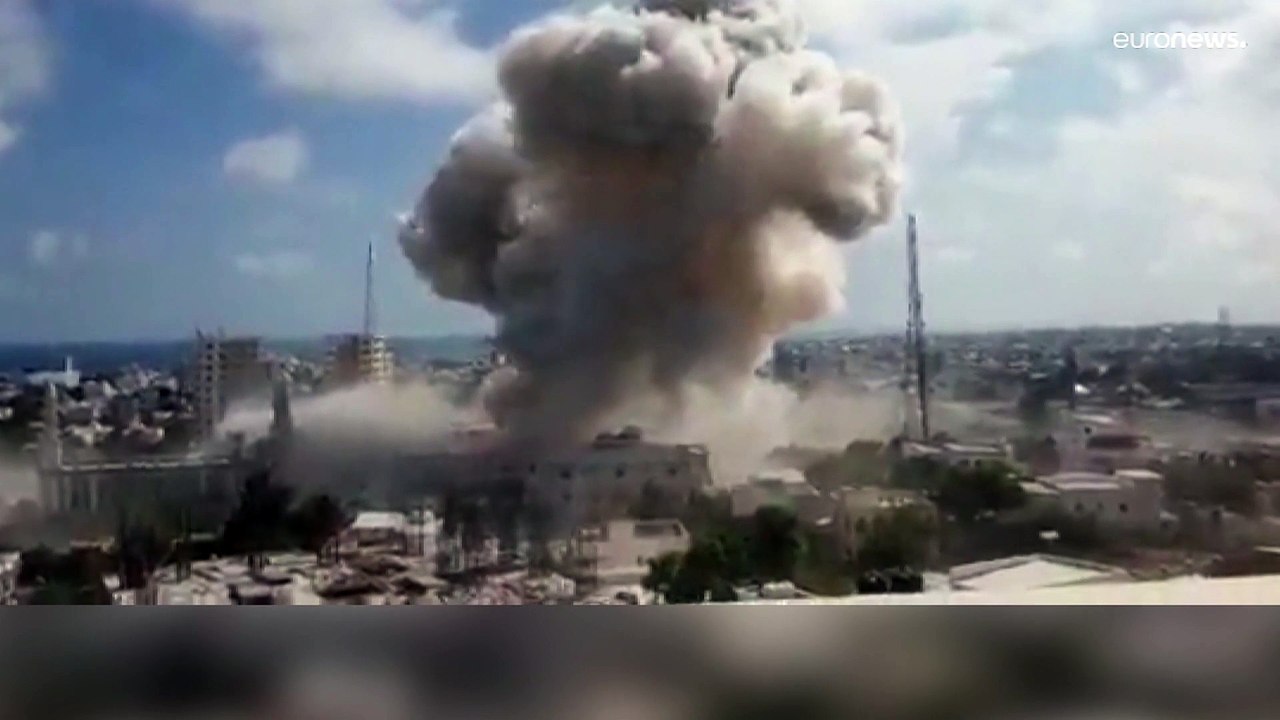 Rauchpilze über Mogadischu - Selbstmordattacken vor Ministerium