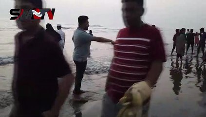 উত্তাল সমুদ্র সৈকতে পর্যটকরা