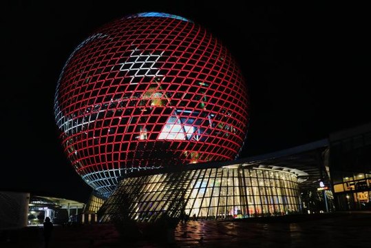 Cumhuriyet Bayramı'nda Türk bayrağı Kazakistan'ın simge binasına yansıtıldı