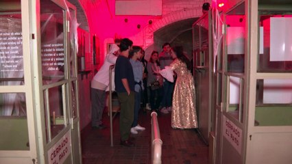 La estación de Metro de Chamberí se transforma en el Castillo de Drácula por Halloween