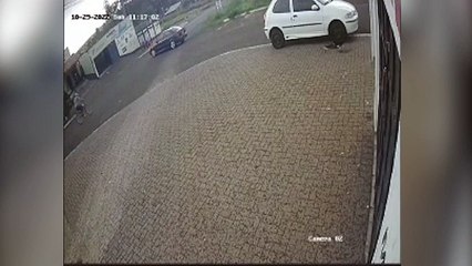 Veja o momento em que ciclista é atingido por veículo na Rua Europa