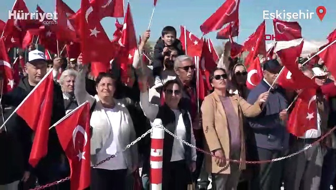 '29 Ekim'e özel koreografi... 1000 kişi hilal, akrobasi uçağı ise yıldız oldu