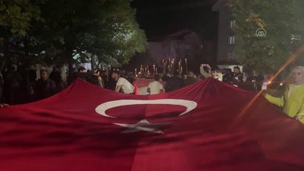 Meşaleli "Cumhuriyet Yürüyüşü" gerçekleştirildi