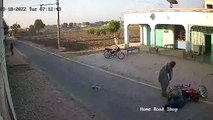 باكستان.. - - نسر ينقض على قائد دراجة نارية معتقداً أنه فريسة تاركاً الرجل يسقط ويغمى عليه