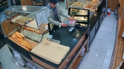 'ASKIDA EKMEK' KUMBARASINI ÇALAN ŞÜPHELİLER KAMERADA