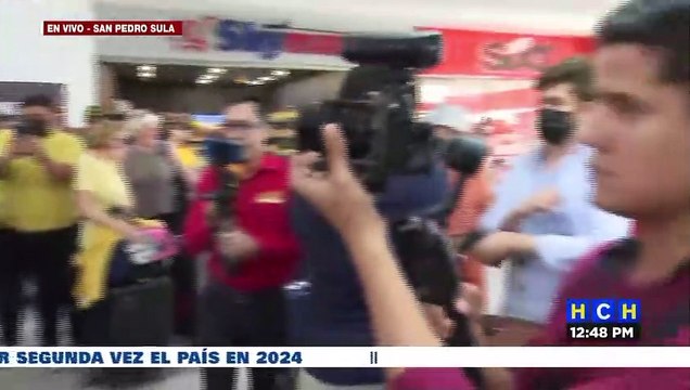 Alcalde de SPS recibe con bombos y platillos a médicos extranjeros que llegan a hacer cirugías al país