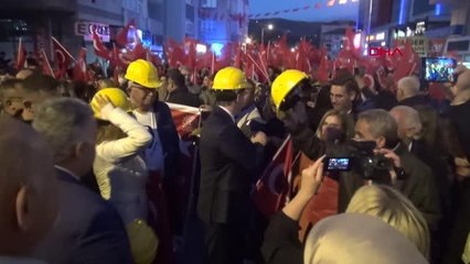 CUMHURİYET YÜRÜYÜŞÜ' NDE PROTOKOL ÜYELERİ MADENCİ BARETİYLE YÜRÜDÜ