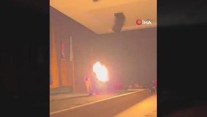 Ateş gösterisi yaparken alevler arasında kaldı... O anlar kamerada