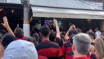 Torcedores do Flamengo lotam bares no Rio de Janeiro para acompanhar a final da Libertadores