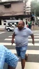 Carla Zambelli saca arma e aponta na direção de homem em bar de SP