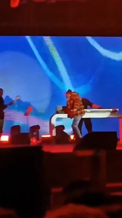 بابلو ينفعل على فرقته الموسيقية ويلقى المايك على الأرض