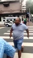 Deputada Carla Zambelli saca arma na rua em São Paulo