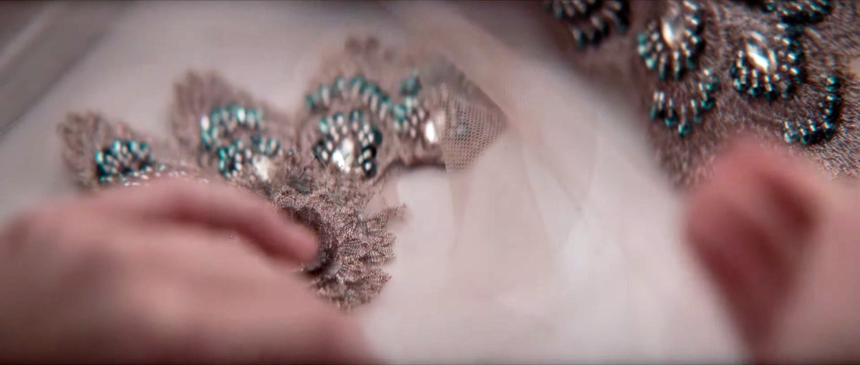 Une Robe Pour Mrs Harris Film Extrait - Suis-je au paradis?