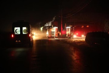 Sünger fabrikasında çıkan yangına ekipler müdahale ediyor