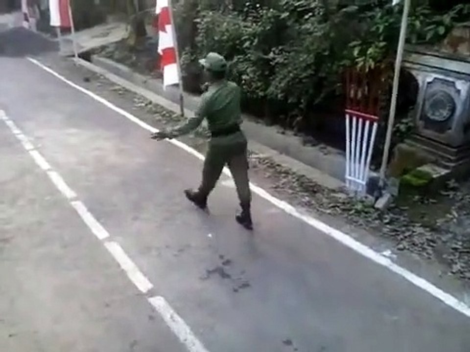 Atraksi hansip sakti dari desanya Sumanto