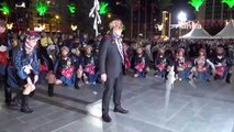 İzmir'de Cumhuriyet Bayramı fener alayı ve konserlerle kutlandı: Tunç Soyer zeybek oynadı