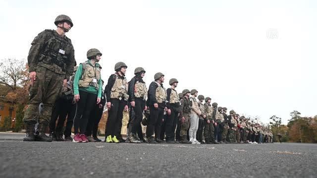 Polonya'da siviller askeri eğitim aldı