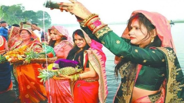 Chhath Puja 2022 : छठ पूजा पर उगते सूर्य को अर्घ्य देते वक्त भूलकर भी न करें ये गलतियां । *Religious