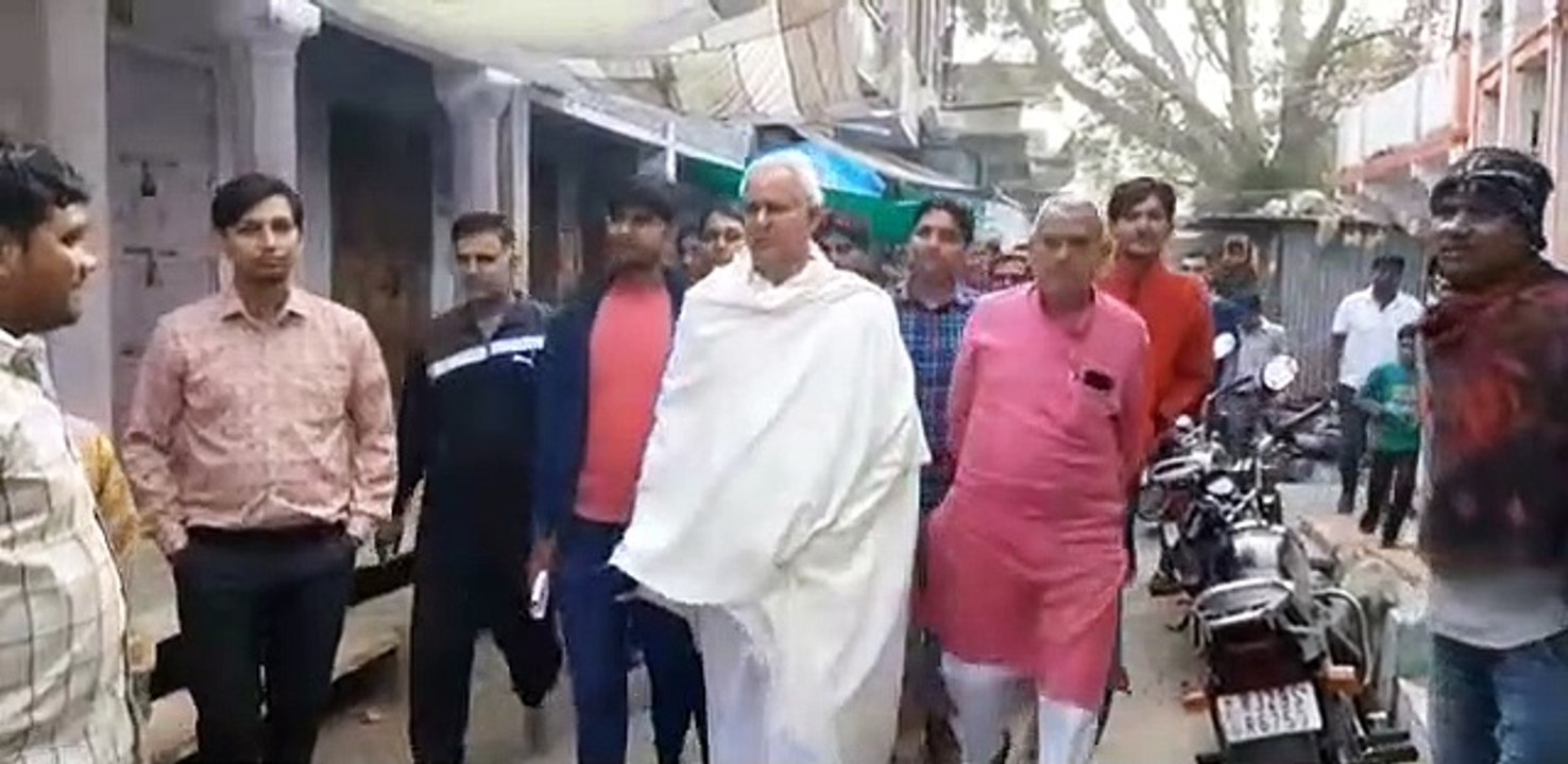 तीन मकानों से लाखों रुपए की चोरी, रोकने पर बदमा...