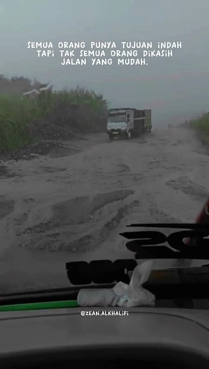 Banjir merusak jalan tambang merapi