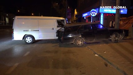 Park halindeki 3 araca çarpan sürücü kaçtı