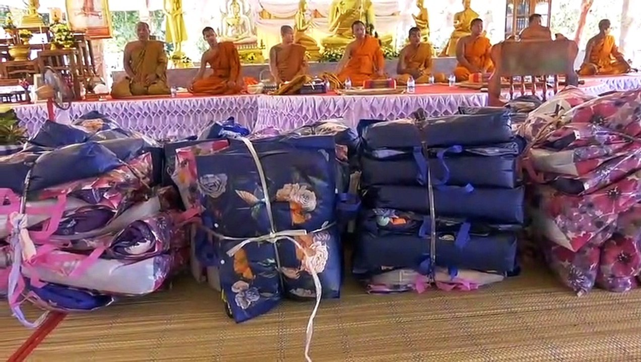 หนาววันแรก "หลวงพ่อพุฒ" ห่วงใยพระสงฆ์ และชาวบ้าน นำเอาผ้าห่มกันหนาวไปมอบให้สู้ภัยหนาว