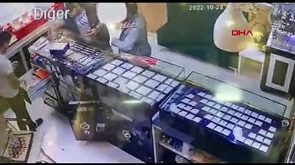 Kaşla göz arasında 100 bin liralık altın çaldılar